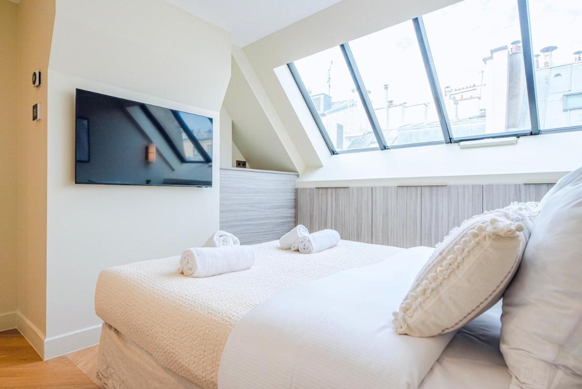 Stylish Triplex With Amazing Terrace Near Louvre * Parijs