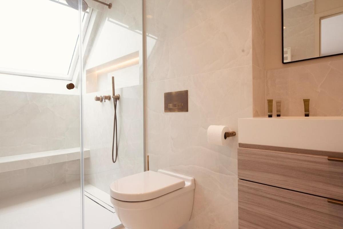 Stylish Triplex With Amazing Terrace Near Louvre Parijs