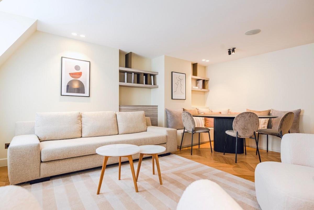 Stylish Triplex With Amazing Terrace Near Louvre * Parijs